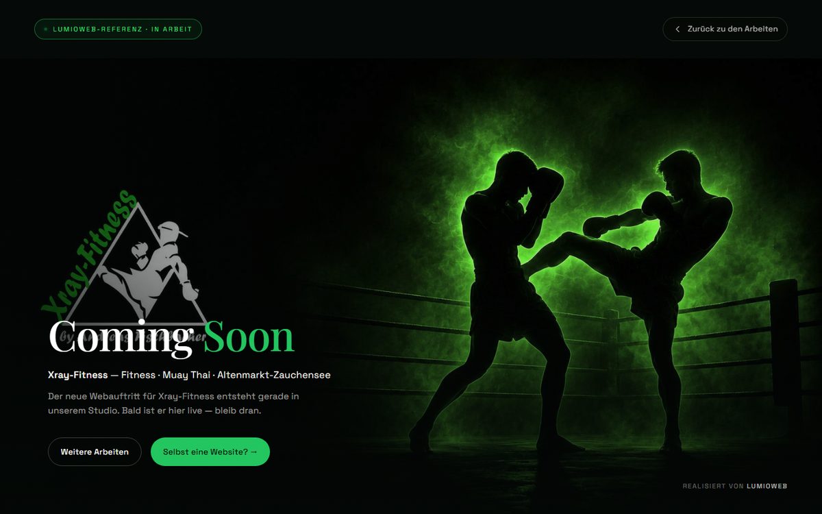 Xray-Fitness — Coming-Soon-Seite mit Muay-Thai-Kämpfern in Grün
